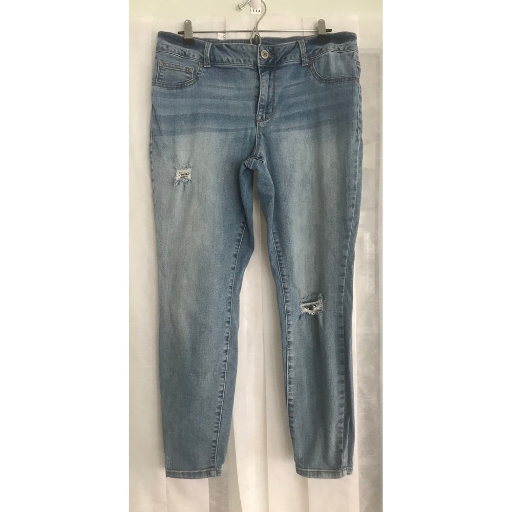 Maurices Womens Light‎ Wash Distressed Skinny Jeans Size 14W REG Ripped Denim
